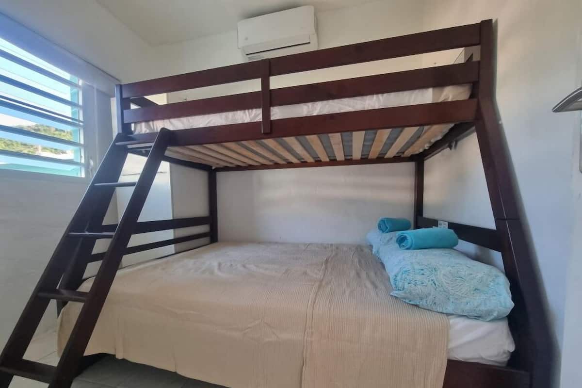 Habitación básica, varias camas, baño compartido, en el área del patio | 1 habitación, wifi gratis y ropa de cama