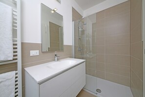Shower, kloset,  dan handuk