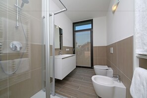 Douche, bidet, serviettes fournies