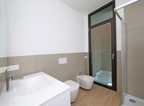 Shower, bidet, towels