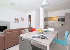 Departamento, 1 habitación (Plus) | Área de sala de estar | Televisión 