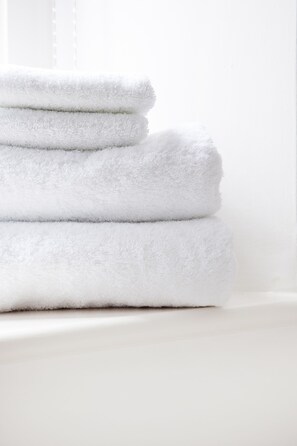 Combined shower/bathtub, free toiletries, hair dryer, bathrobes - Lanes Hotel (Yeovil)