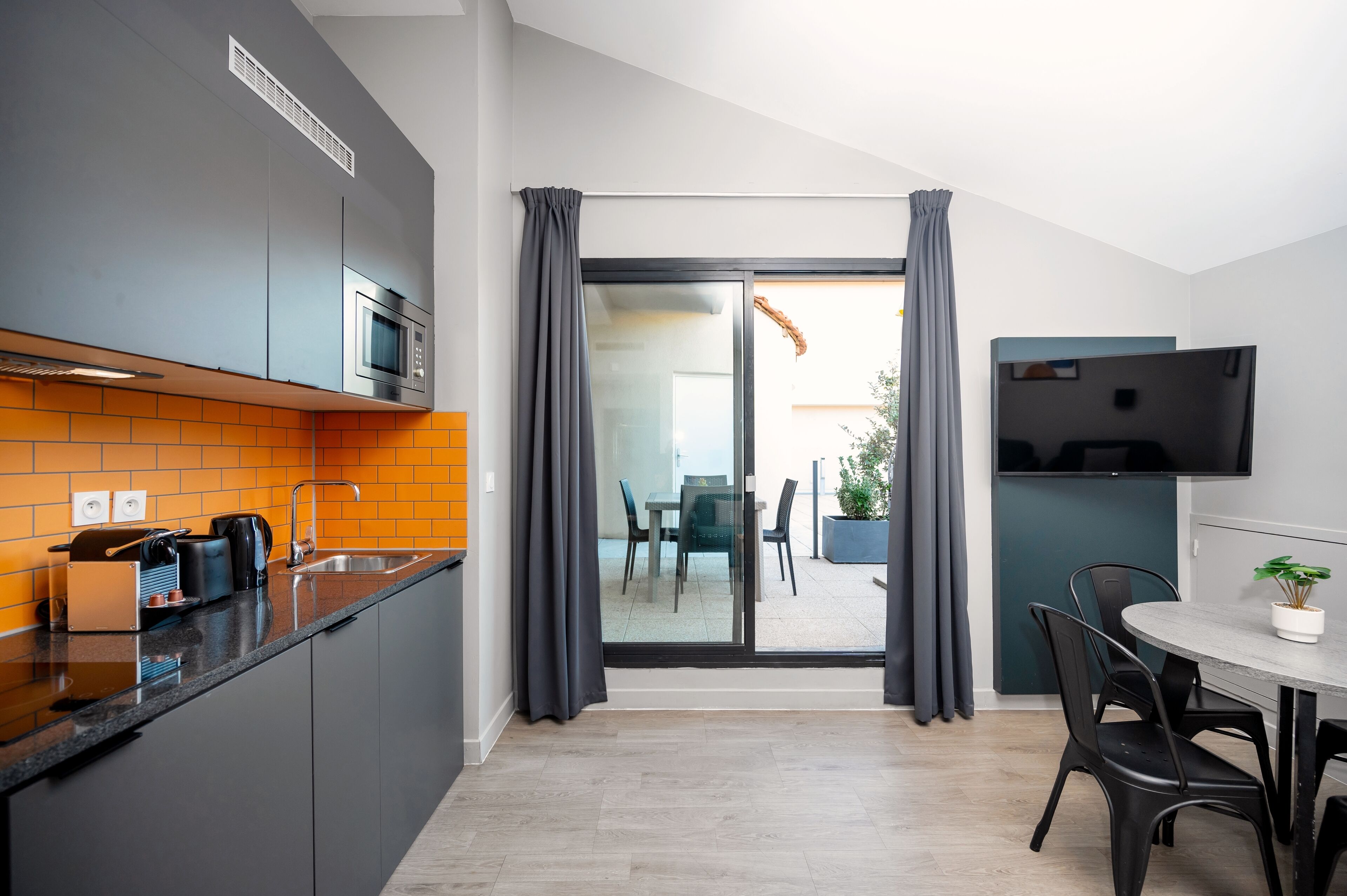 Escritorio, espacio para trabajar con laptop y insonorización 