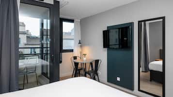 Escritorio y espacio para trabajar con laptop