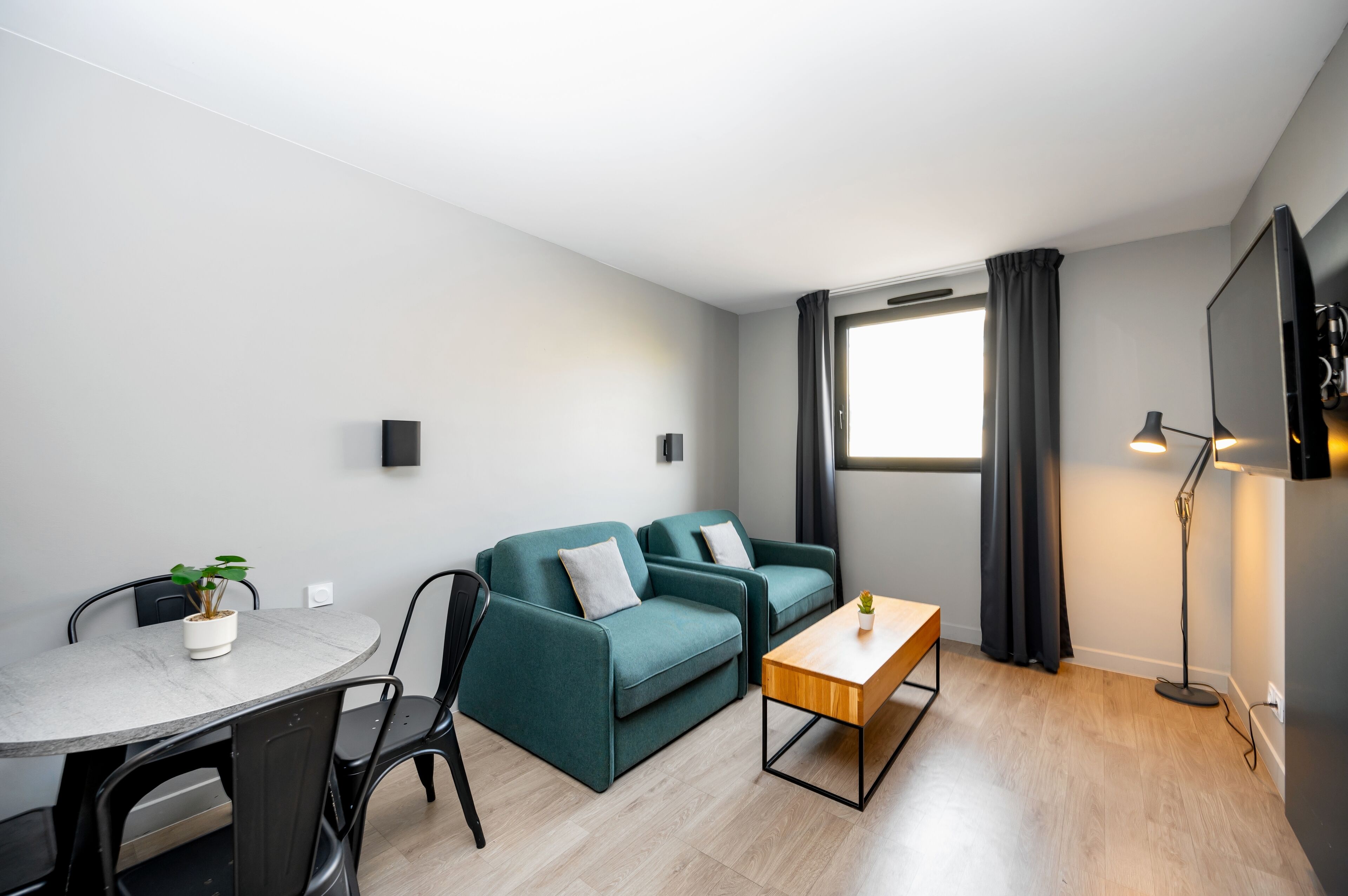 Leilighet, tilgjengelighetstilpasset | Skrivebord, skrivebord for bærbar PC, lydisolert og strykejern/-brett