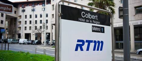 Señal del Hotel Colbert de la Región, que indica que está cerca de la estación de Metro 1.