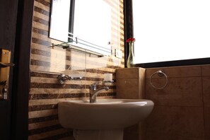 Shower, free toiletries, towels