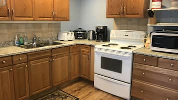 Cottage, 4 Bedrooms, Kitchen (Loon Lodge) | Private kitchen | Fridge, microwave, oven, coffee/tea maker