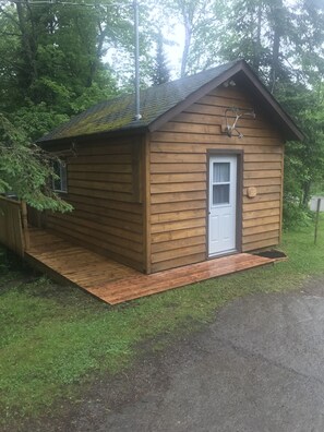 Standard Cabin - Longmuir's Hidden Cove Cottage Resort (Addington Highlands)