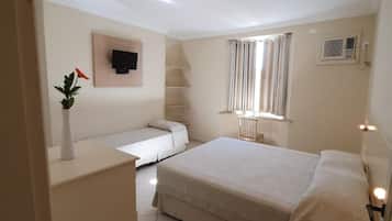 Minibar, caja de seguridad en la habitación y escritorio