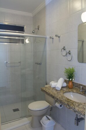 Regadera, amenidades de baño gratuitas, secadora de cabello, toallas 