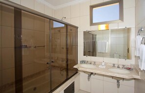Douche, articles de toilette gratuits, sèche-cheveux