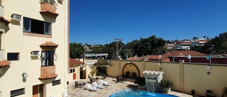 Piscine couverte, piscine extérieure, parasols de plage, chaises longues