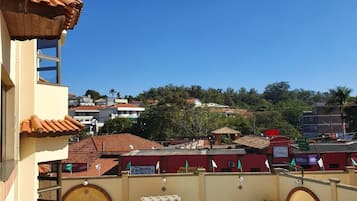 Piscina interna, piscina externa, funciona das 9h às 21h, guarda-sóis