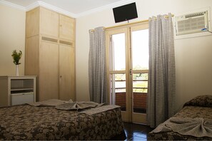 Minibar, coffres-forts dans les chambres, bureau, rideaux occultants