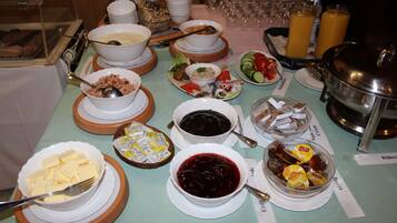 包含每日自助早餐