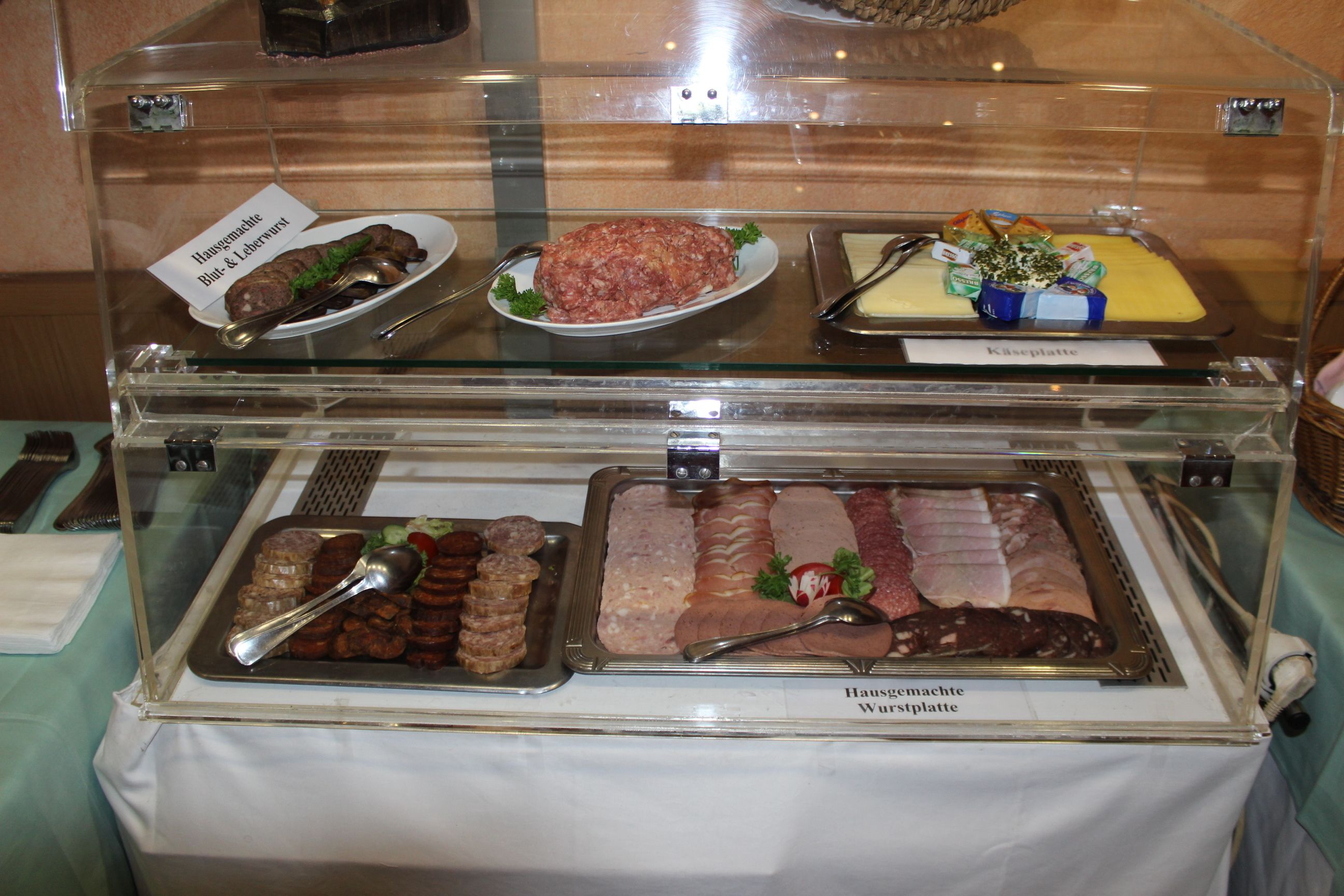 Een buffet met diverse vleessoorten en een kaasplank.