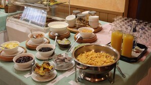 Un bufé con diversas opciones de comida y bebidas.