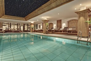 Piscina coperta, lettini