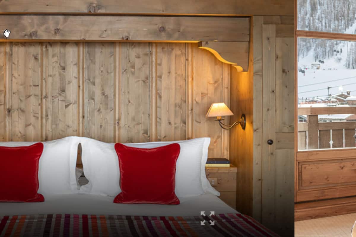 Suite | Luxe beddengoed, een minibar, een kluis op de kamer, een bureau