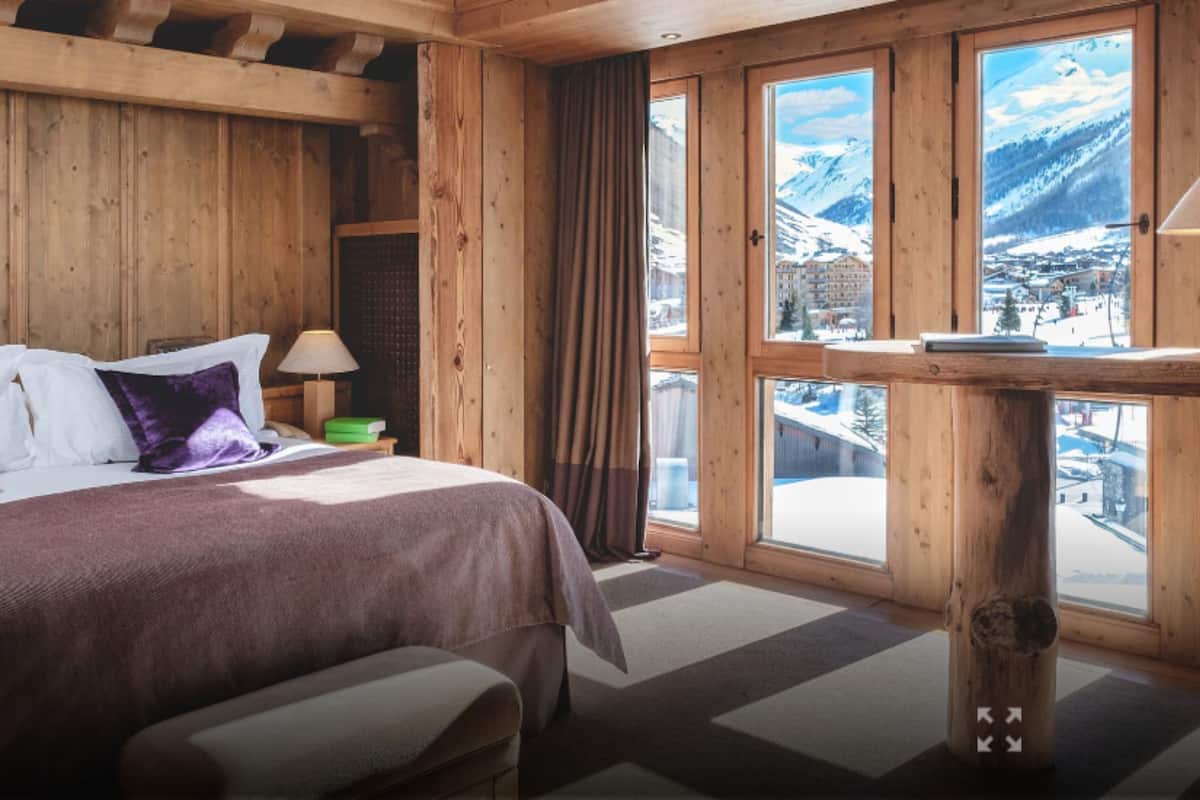 Suite | Luxe beddengoed, een minibar, een kluis op de kamer, een bureau