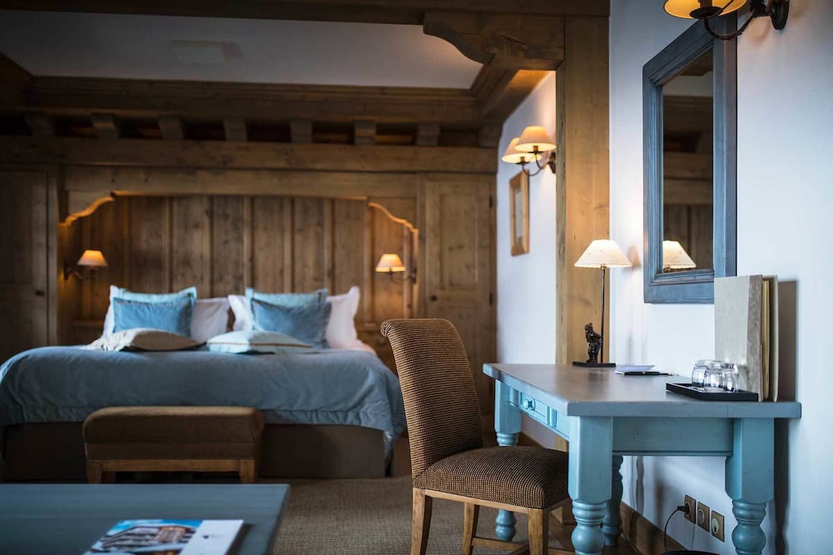 Junior suite | Luxe beddengoed, een minibar, een kluis op de kamer, een bureau