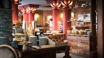 Un buffet proposant une variété de plats et une table en bois.