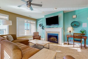 Condo, 3 Bedrooms | Ruang tamu | TV LCD 