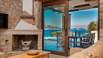 Villa, 3 slaapkamers, privézwembad (Split Level) | Woonruimte | Plasmatelevisie, een open haard en een dvd-speler