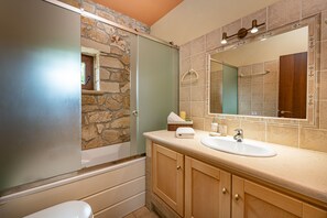 Badewanne und Dusche (separat), Haartrockner, Bademäntel, Hausschuhe