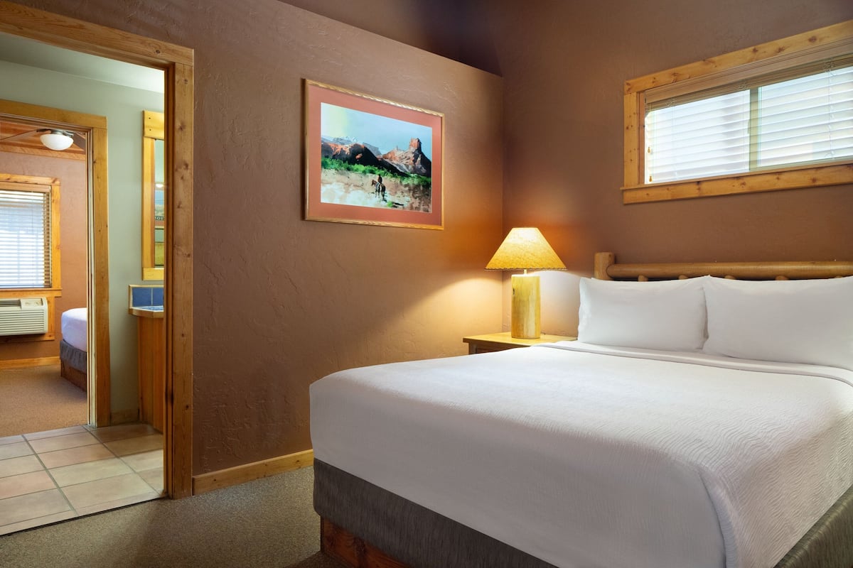Riverside Queen Cabin, Cabin with a view | 1 bedroom, in-room safe, desk, laptop workspace