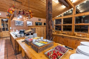 Päivittäinen täysi aamiainen maksusta