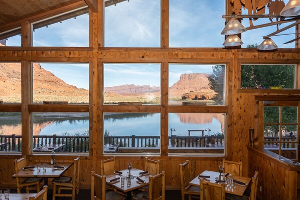 Breakfast, lunch, dinner served; American cuisine  - Red Cliffs Lodge Moab (Moab)