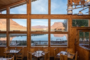Breakfast, lunch, dinner served; American cuisine - Red Cliffs Lodge Moab (Moab)