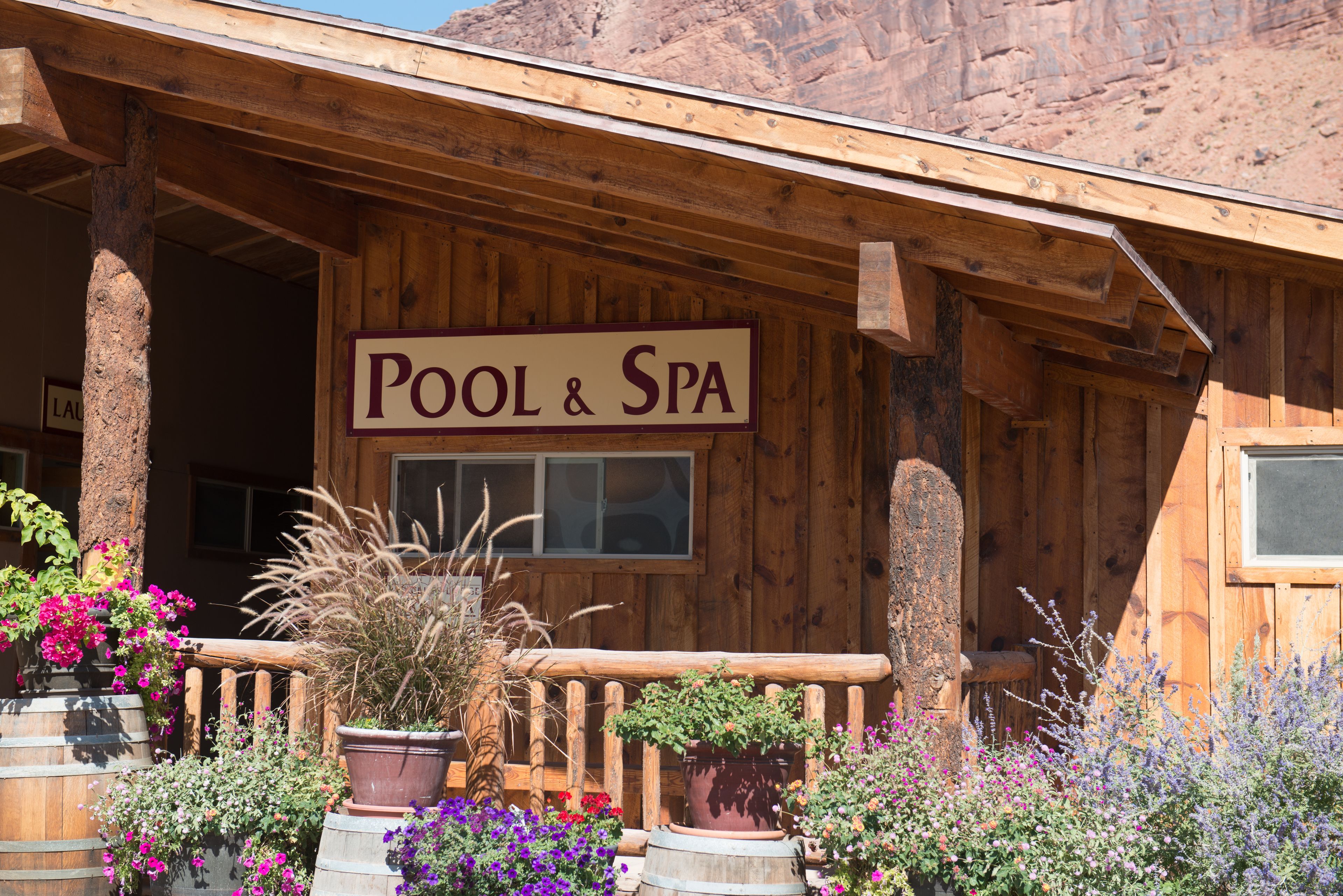 Un edificio de madera con un letrero que dice 'Pool & Spa'.