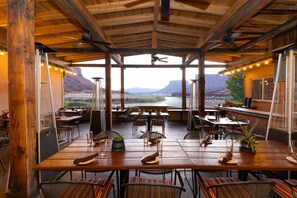 Breakfast, lunch, dinner served; American cuisine - Red Cliffs Lodge Moab (Moab)