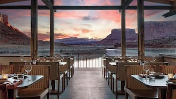 Serveert ontbijt, lunch, diner, Amerikaanse gerechten