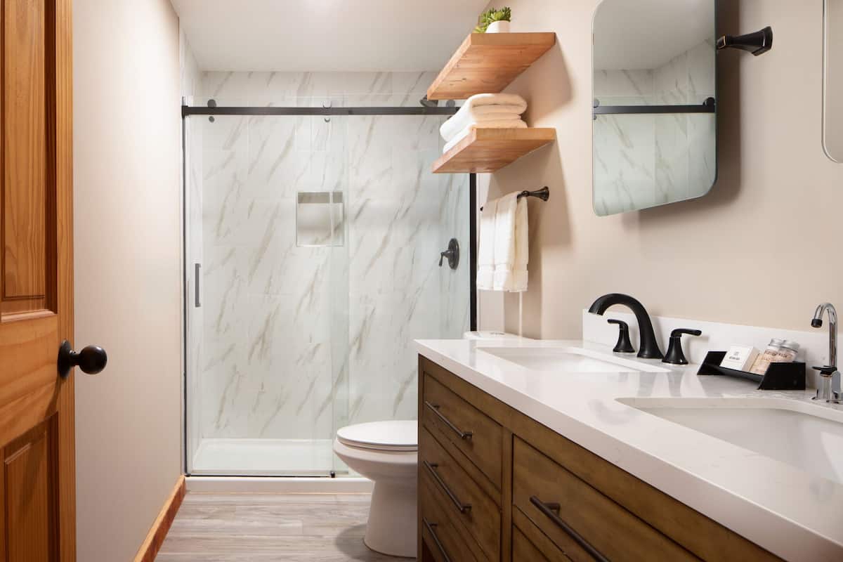Shower, free toiletries, hair dryer, bathrobes