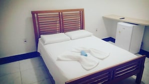 Standard Double Room | Bathroom | Shower, free toiletries, towels