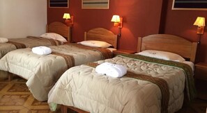 Habitación triple, vistas a la montaña | Escritorio, tabla de planchar con plancha, camas supletorias