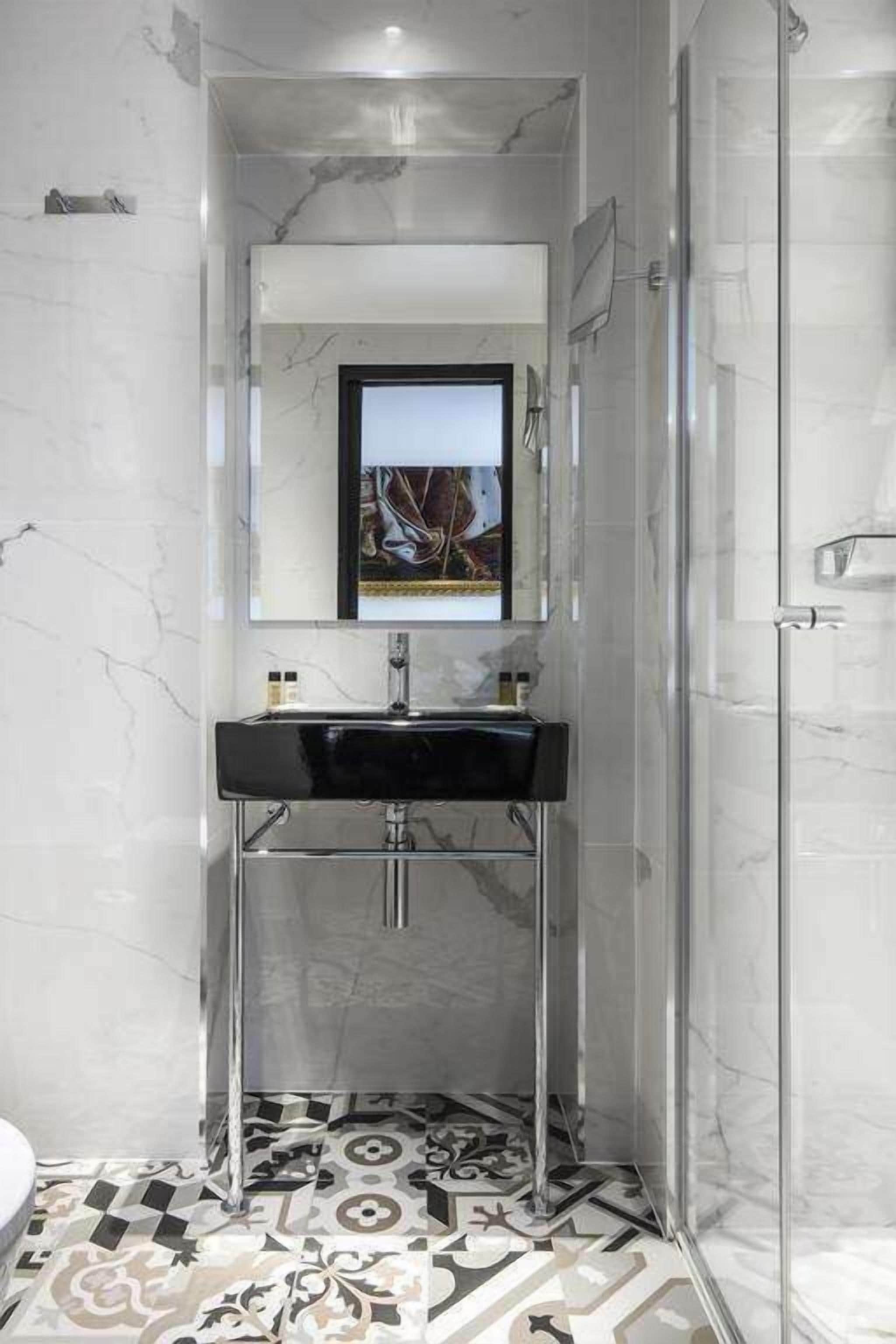 shower, rainfall showerhead, free toiletries, hair dryer