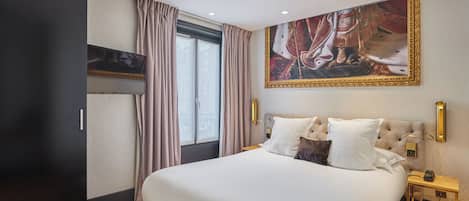 Phòng Deluxe | Két bảo mật tại phòng, bàn, bàn ủi/dụng cụ ủi quần áo