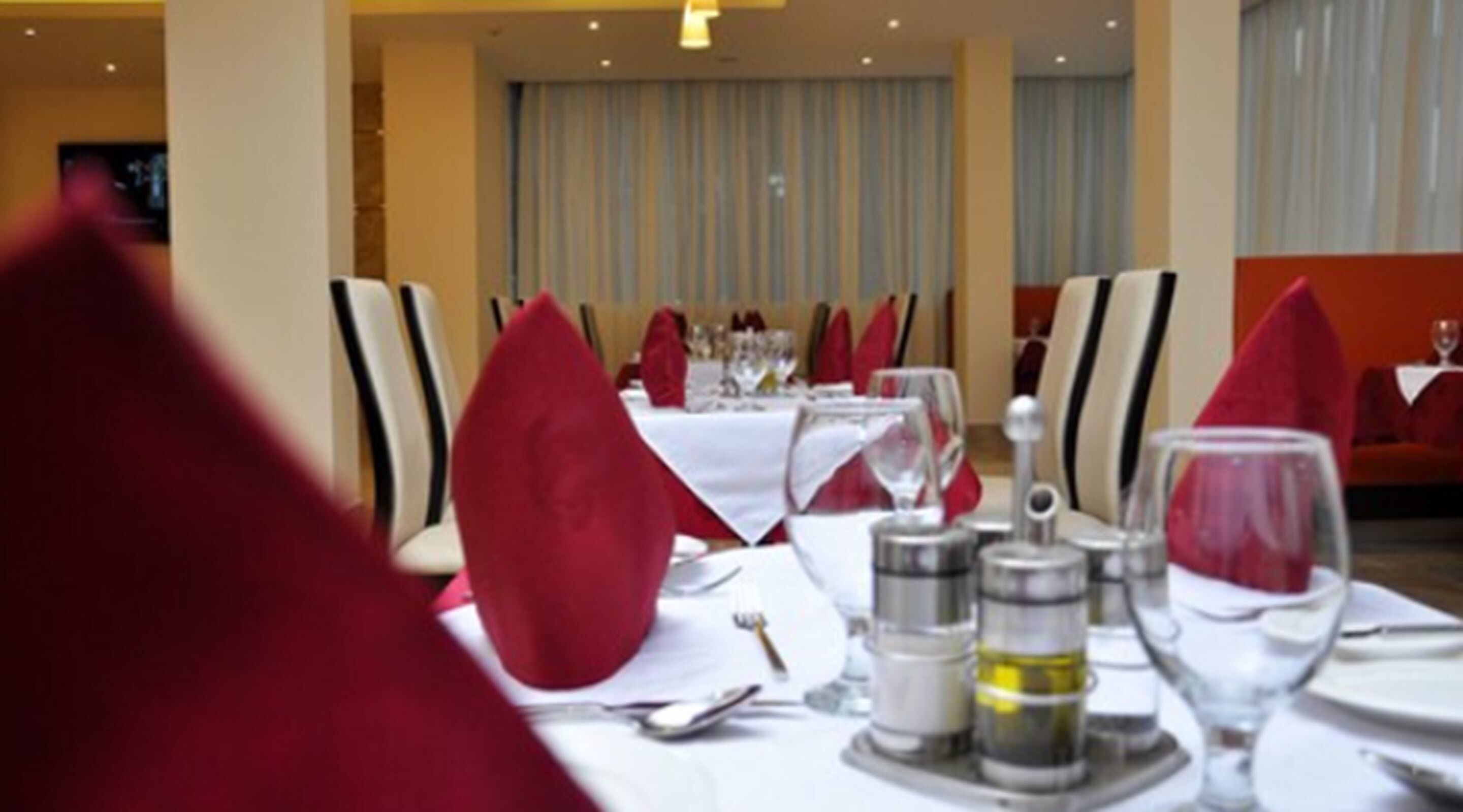 breakfast, lunch, dinner served; international cuisine