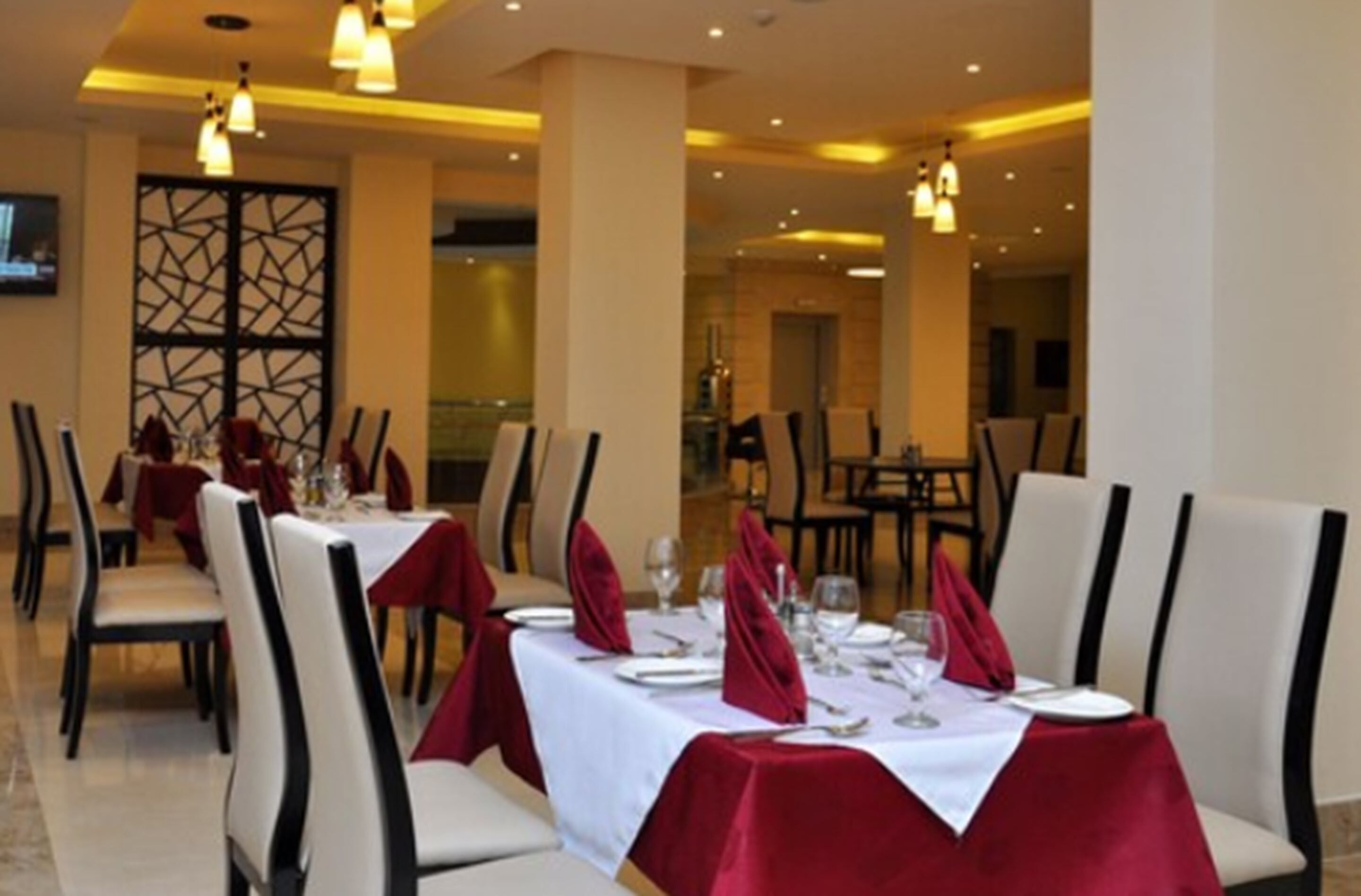 breakfast, lunch, dinner served; international cuisine