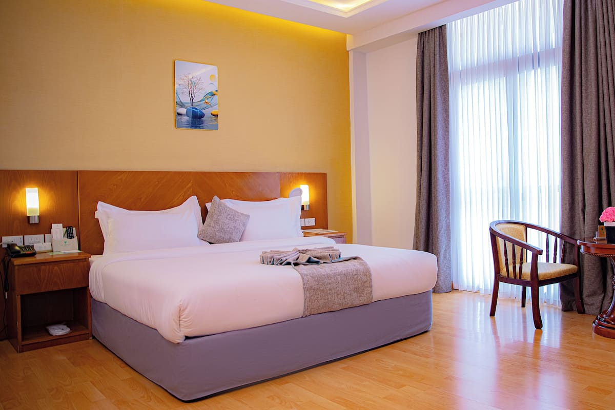 Seprai premium, minibar, brankas, dan meja kerja
