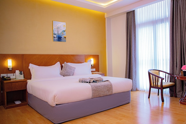 Luxe beddengoed, een minibar, een kluis op de kamer, een bureau