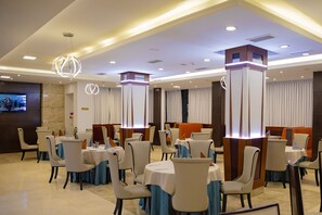 Se sirven desayunos, comidas, cenas y cocina internacional 