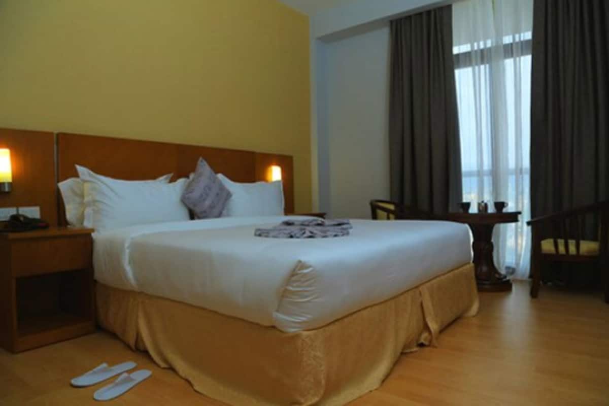 Kamar Double Standar | Seprai premium, minibar, brankas, dan meja kerja