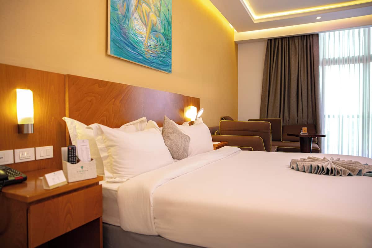 Suite Eksekutif | Seprai premium, minibar, brankas, dan meja kerja