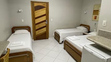 Habitación cuádruple superior | Ropa de cama hipoalergénica, minibar, escritorio y wifi gratis